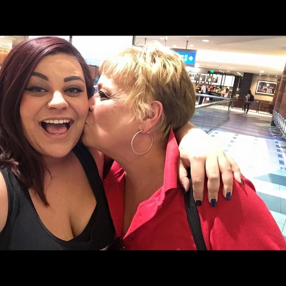 Meet your Posher, Patti Posh Ambassador 💋 - Picture 1 of 1